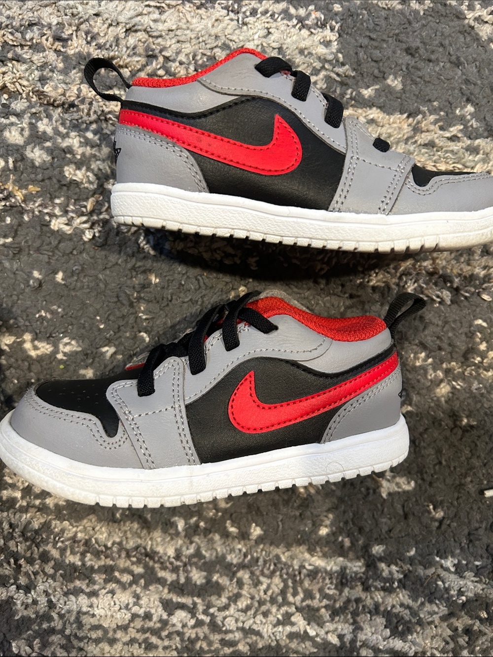 Nike Kids Grey, Black & Red Low-Top Sneakers